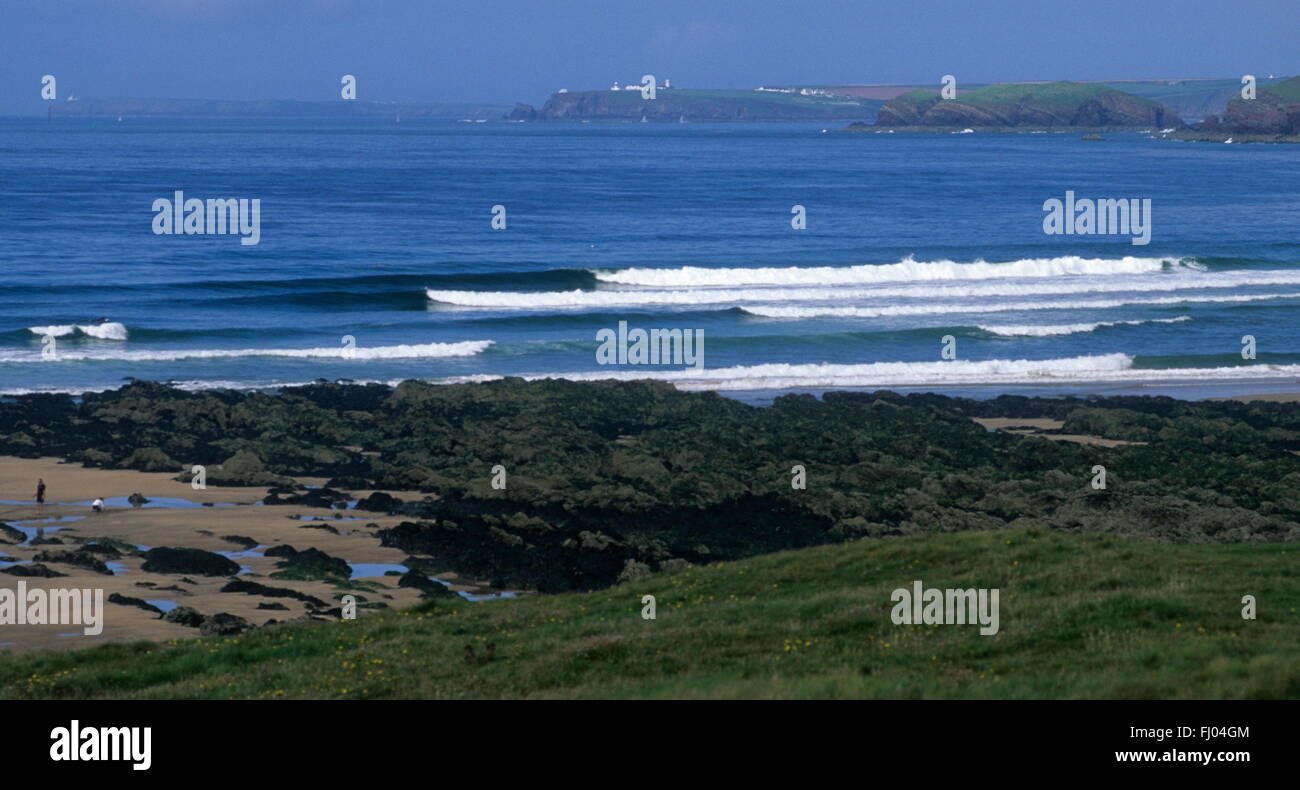 Perfekte Wellen im Süßwasser West mit St Annes Head in der Ferne Stockfoto