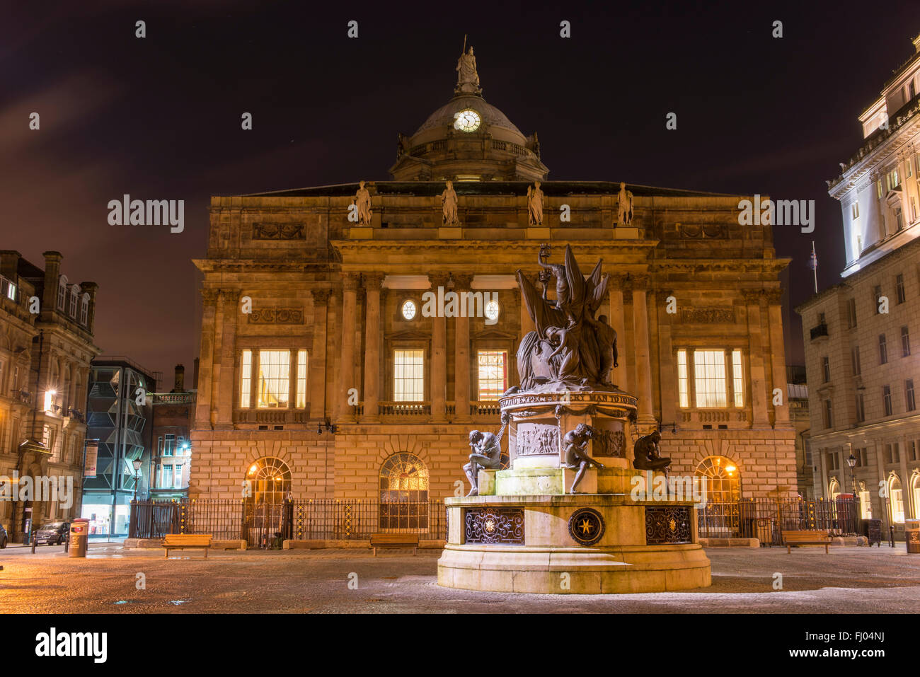 Nelson-Denkmal ist ein Denkmal für Admiral Horatio Nelson, vorgestellt im Jahre 1813. Die Klasse 1 wurde 1749 bis 1754 aufgeführten Rathaus gebaut. Stockfoto