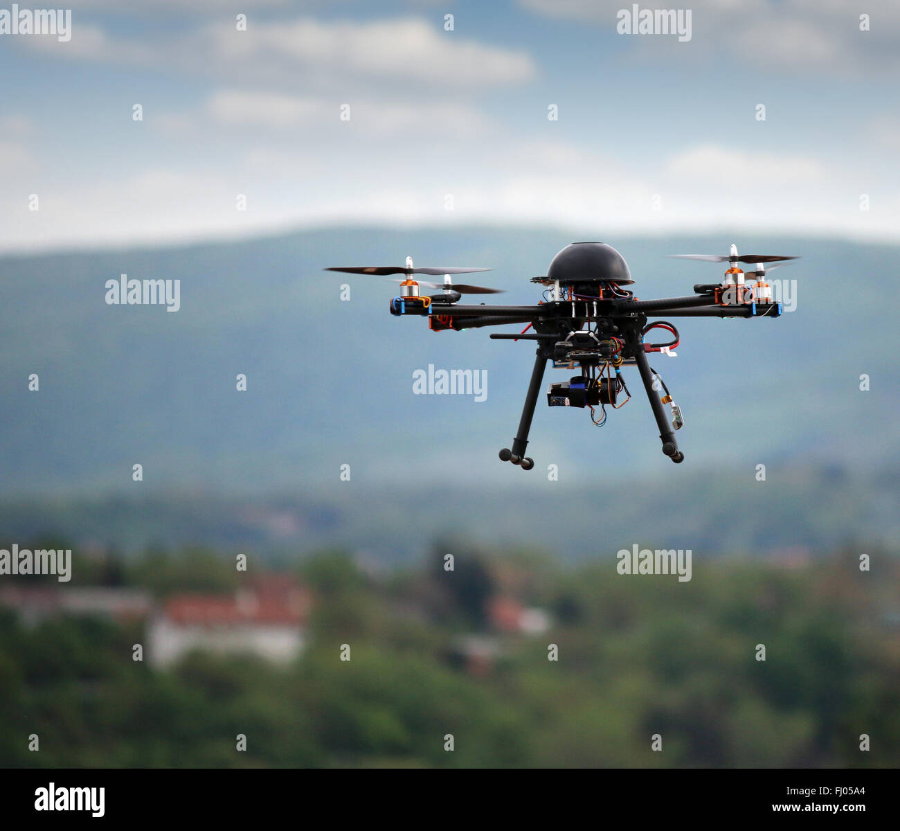 Drohne mit Kamera auf den Himmel Stockfoto