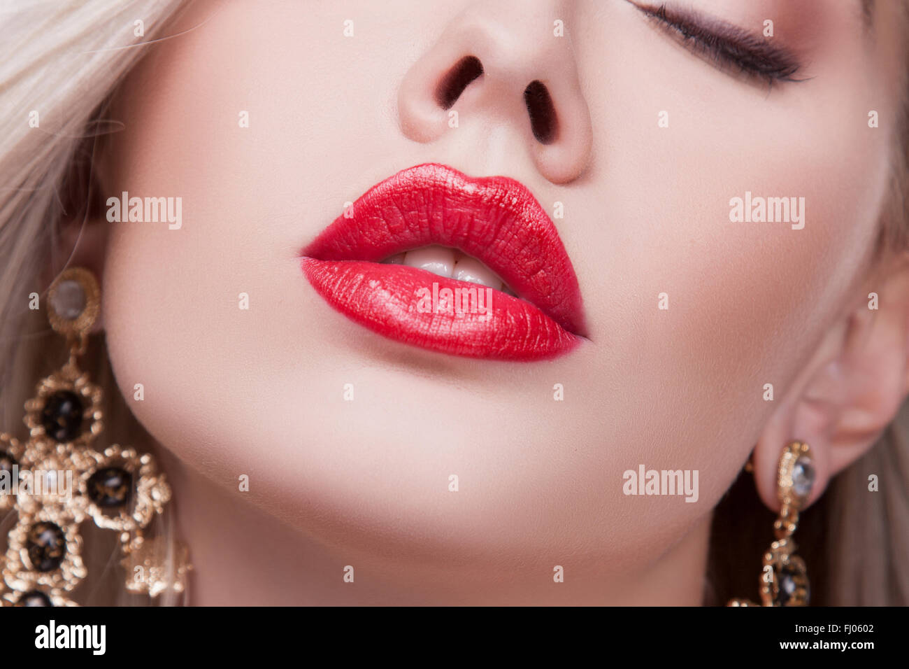 Red Lip Gloss oder Lippenstift. Feuchtigkeitsspendende Lipgloss rote Farbe,  leichte Textur. Lippen close-up, Make-up, glitzernden Teilchen für das  Volumen und die Schönheit der Lippen Stockfotografie - Alamy