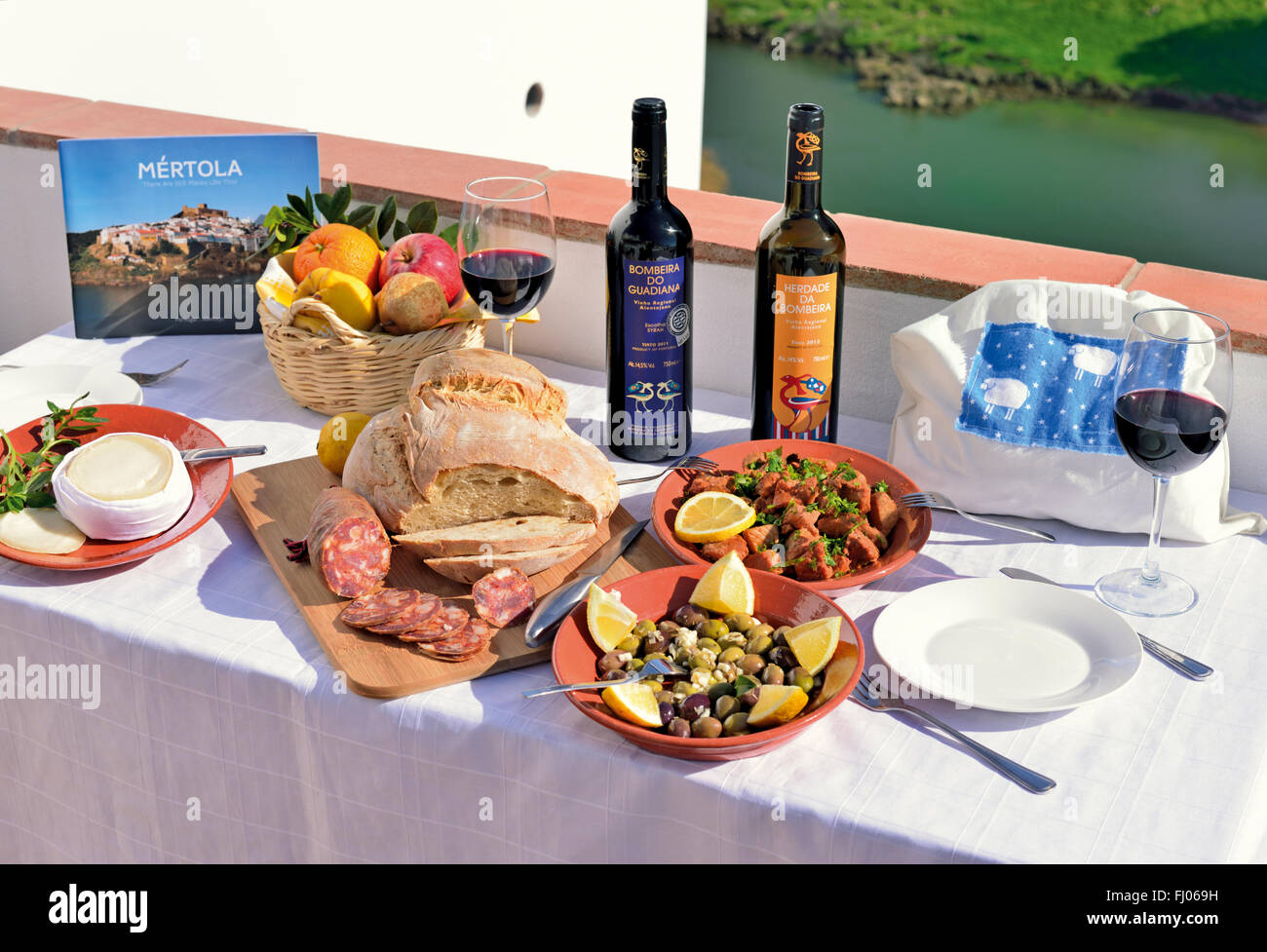 Portugal, Alentejo: Zubereitetes Mittagessen Tabelle mit typischen Speisen und Weine der Region Alentejo Stockfoto