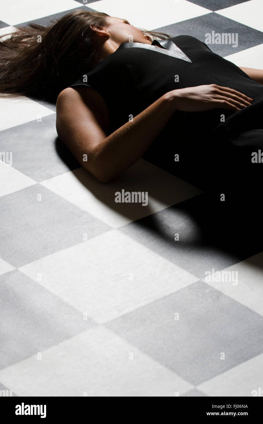 Dead Woman Laying On Floor Fotos Und Bildmaterial In Hoher Auflösung Alamy 
