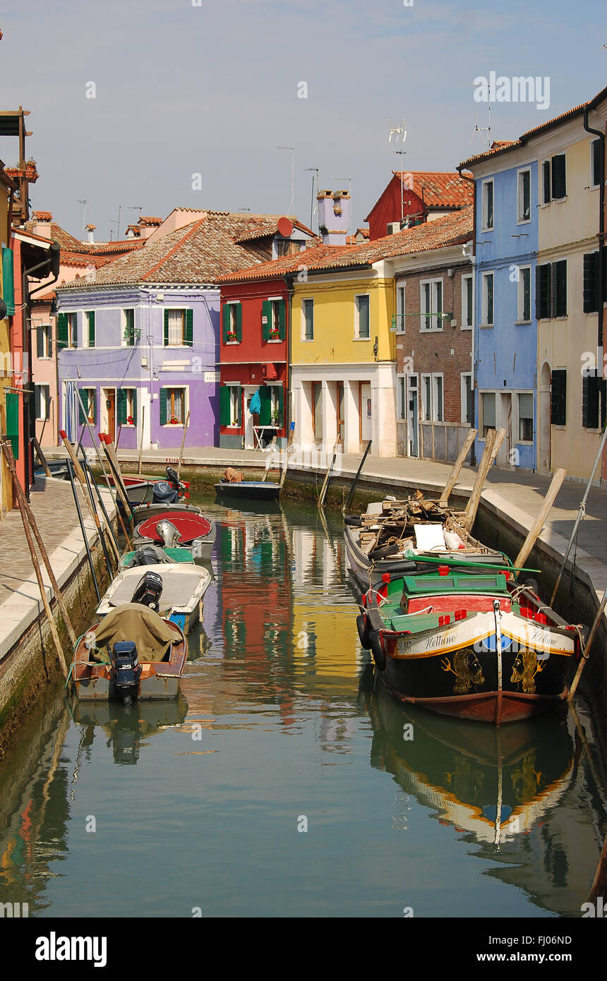 Bunte Gebäude entlang eines Kanals in Murano, Italien Stockfoto