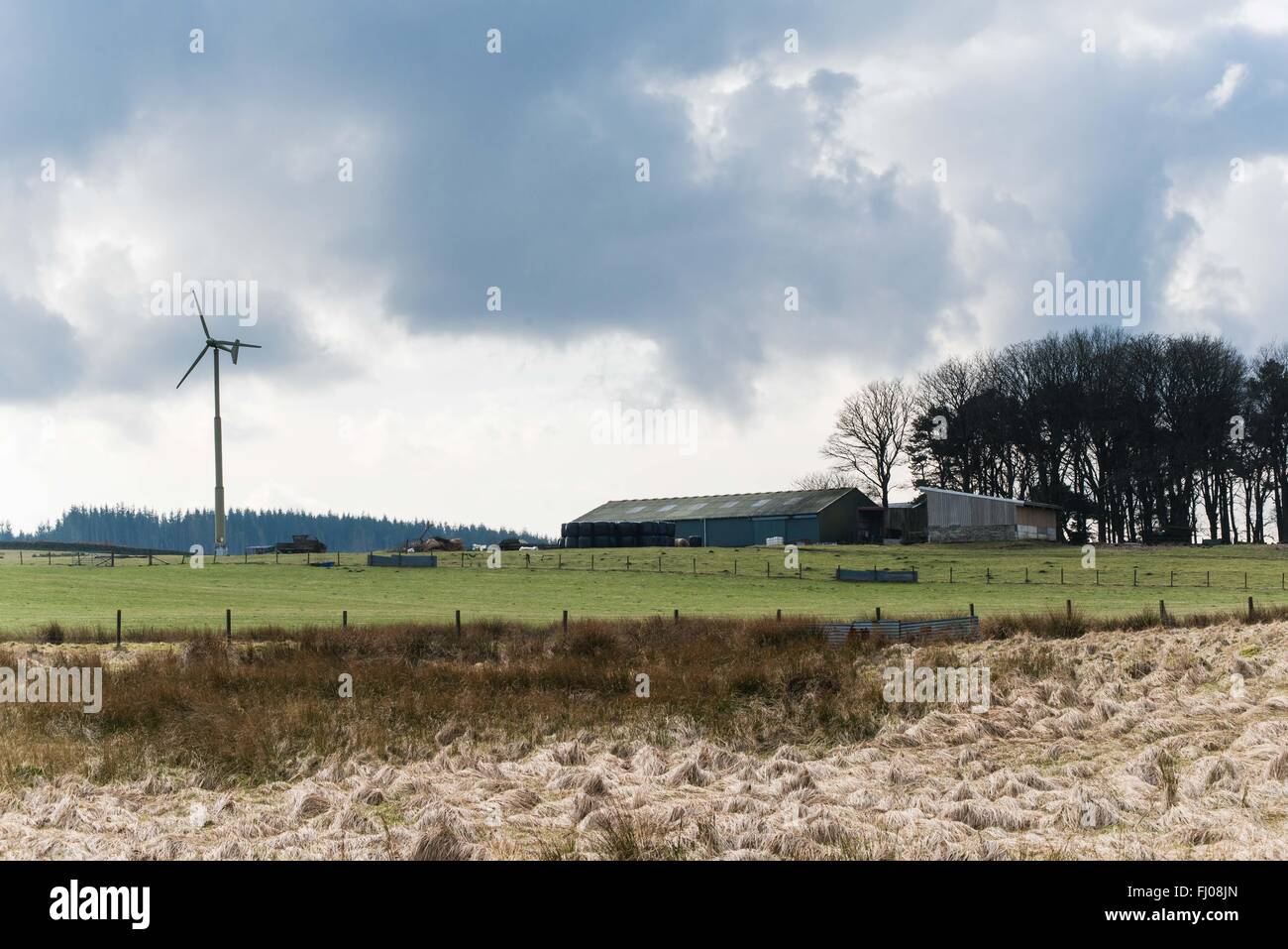 Bauernhof am Harperrig Stausee Pentland Hills mit kleinen Windkraftanlagen zur Stromerzeugung Stockfoto