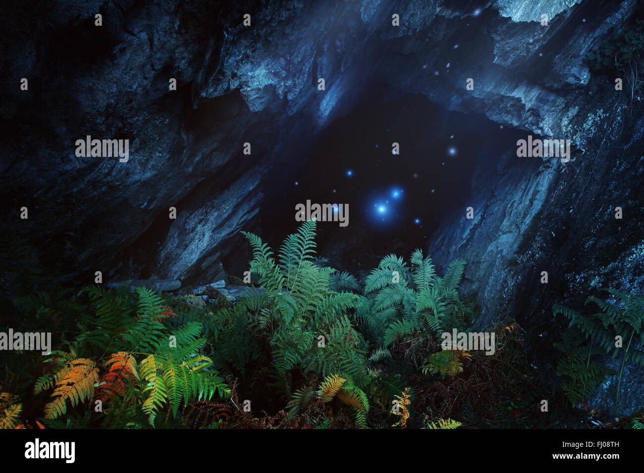 Dunklen magischen Höhle mit Berggeister. Fantasie und surreal Stockfoto