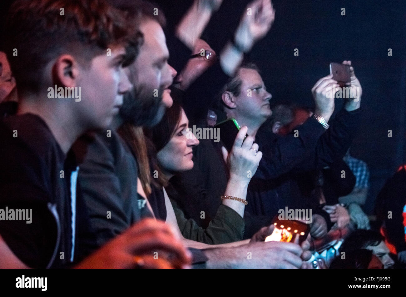 Menge an der Schranke in einer ausverkauften Konzert Scharlatane in Southampton, Hampshire, UK im Februar 2016. Stockfoto