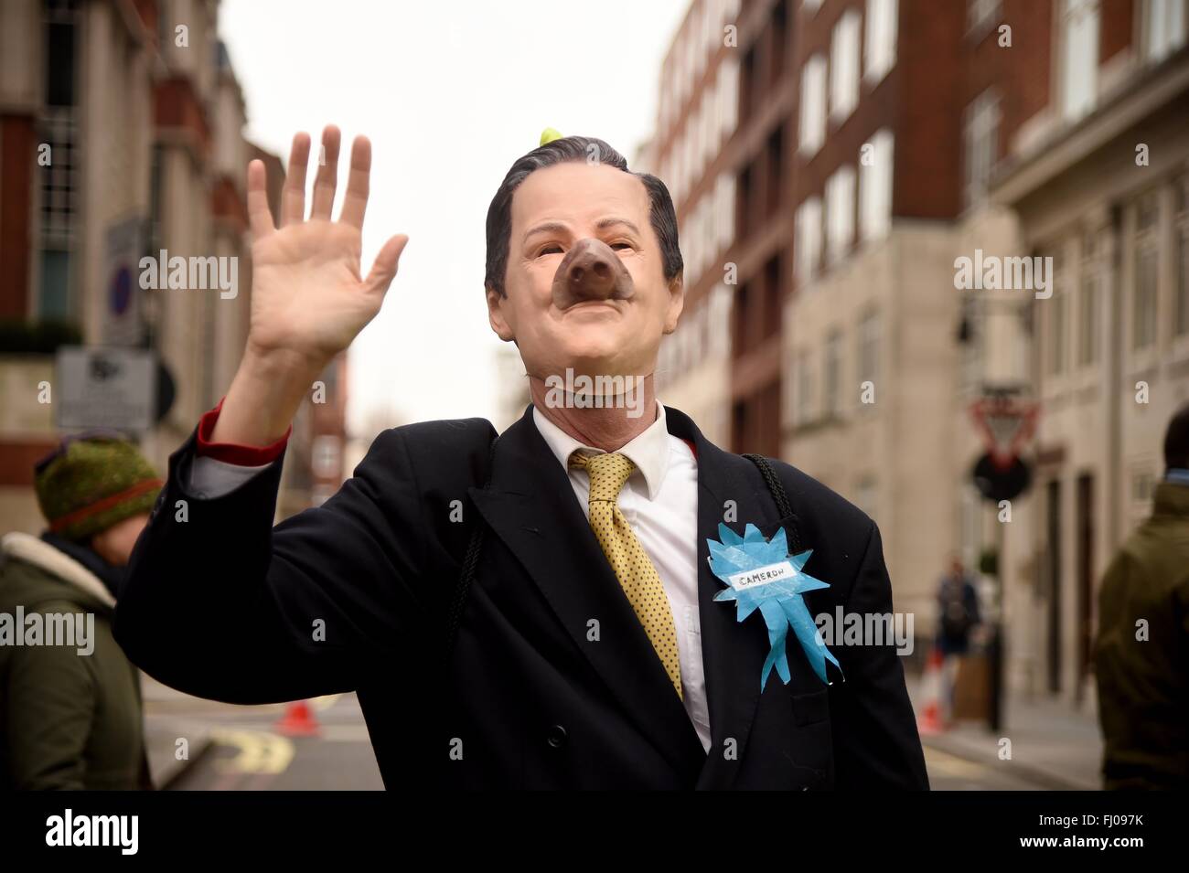 CND Anti Trident Protest, London, UK, Demonstrant gekleidet wie David Cameron wie ein Schwein Stockfoto