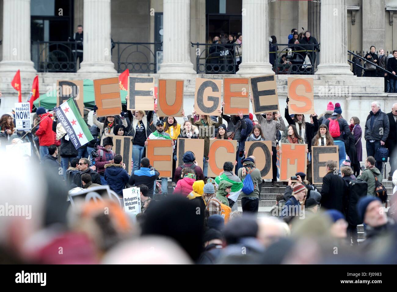 CND Anti Trident Protest, Trafalgar Square in London, UK, Flüchtlinge Willkommen Schilder Stockfoto