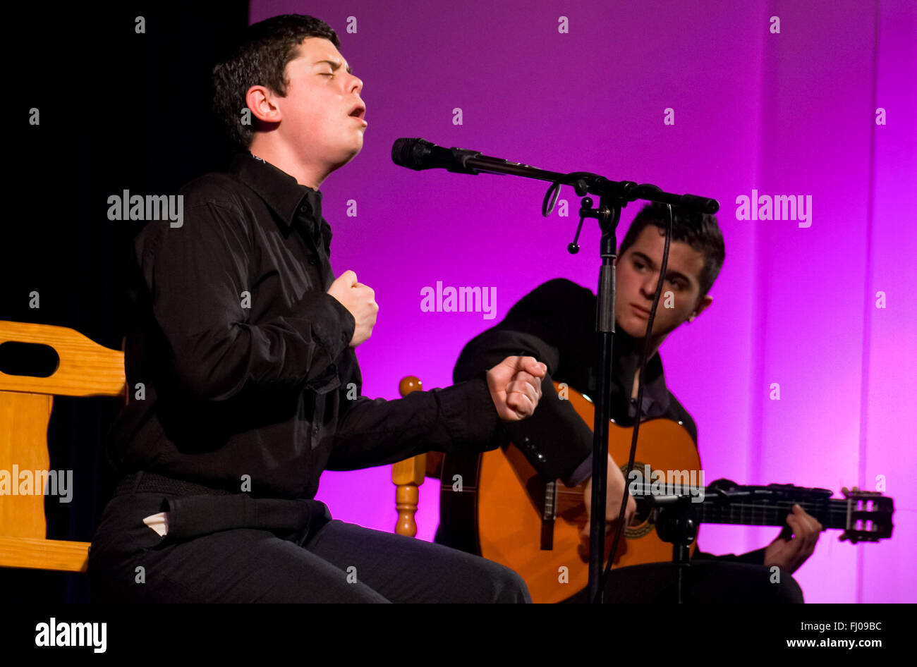 LA ALBUERA, BADAJOZ, Spanien, MARCHA 28: Oscar Gonzalez Durchführung auf der Bühne während La Abuera Flamenco-Festival am 28. März 2010 ich Stockfoto