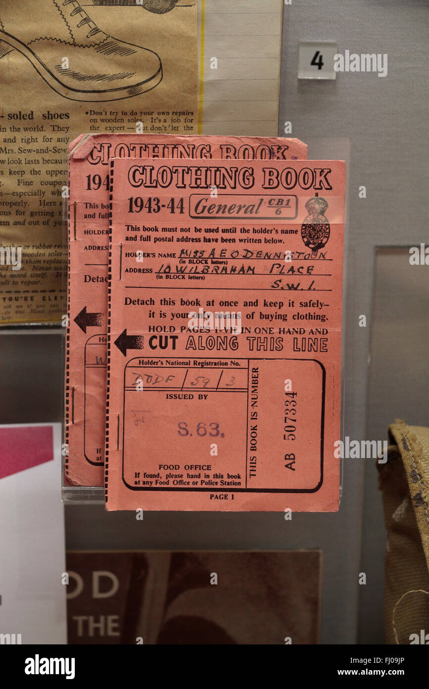 Zwei Kleidung Lebensmittelkarten bilden 1943 / 44 auf dem Display in das Imperial War Museum North, Salford Quays, Manchester, UK. Stockfoto
