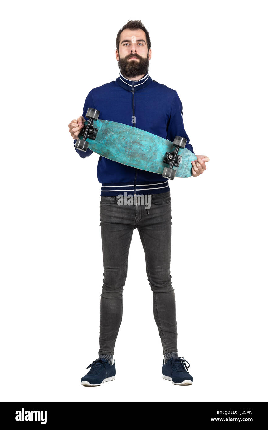 Stolz auf bärtige Hipster tragen und Skateboard zur Kamera zeigt. Ganzkörper-Länge-Porträt über weiße Studio-Hintergrund isoliert Stockfoto