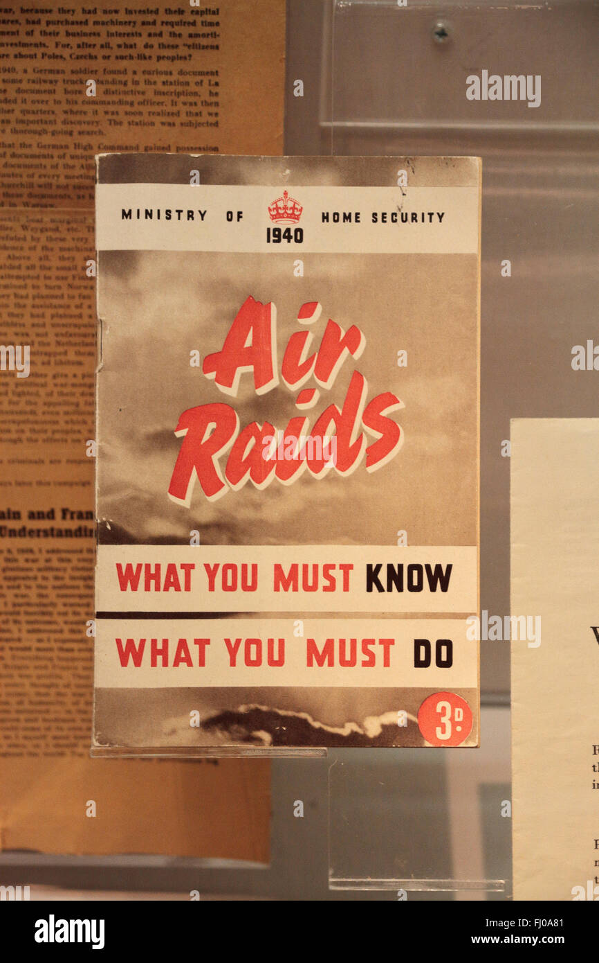 Regierung-Broschüre "Luftangriffe" auf dem Display in das Imperial War Museum North, Salford Quays, Manchester, UK. Stockfoto