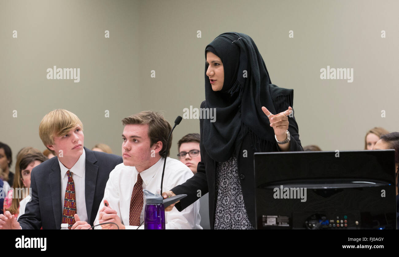 Muslimische Teengirl in Hijab posiert als Staatsanwalt im Fall beim Mock trial für Schülerinnen und Schüler in Texas präsentiert Stockfoto