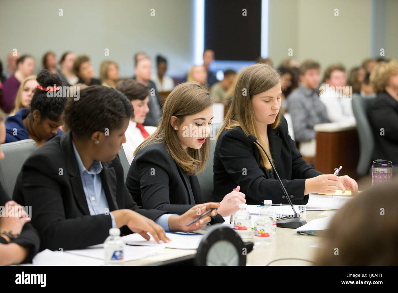 Teenager posiert als Verteidiger in Mock trial für High School Kursteilnehmer Teilnahme an Verfahren in county Gerichtssaal in Texas Stockfoto