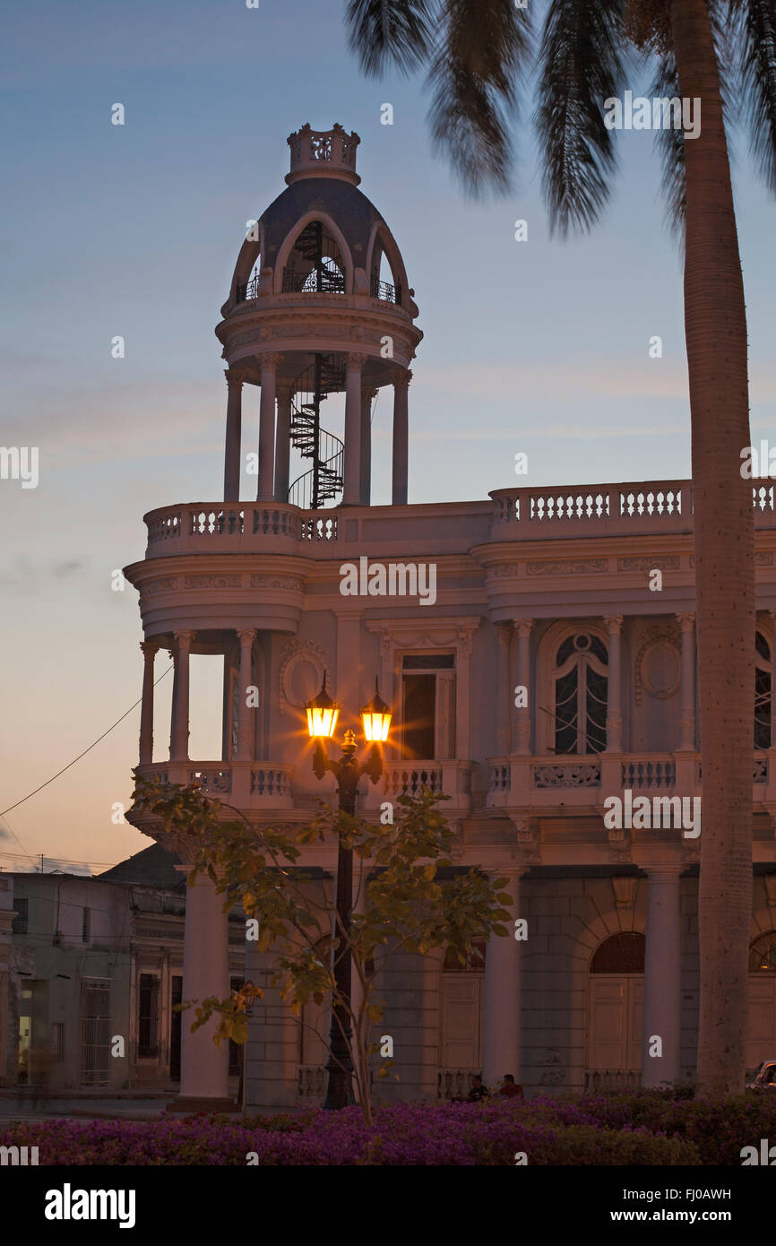 Casa de Cultura Benjamin Duarte, Parque Jose Marti in der Abenddämmerung in Cienfuegos, Kuba, Westindische Inseln, Karibik, Mittelamerika Stockfoto