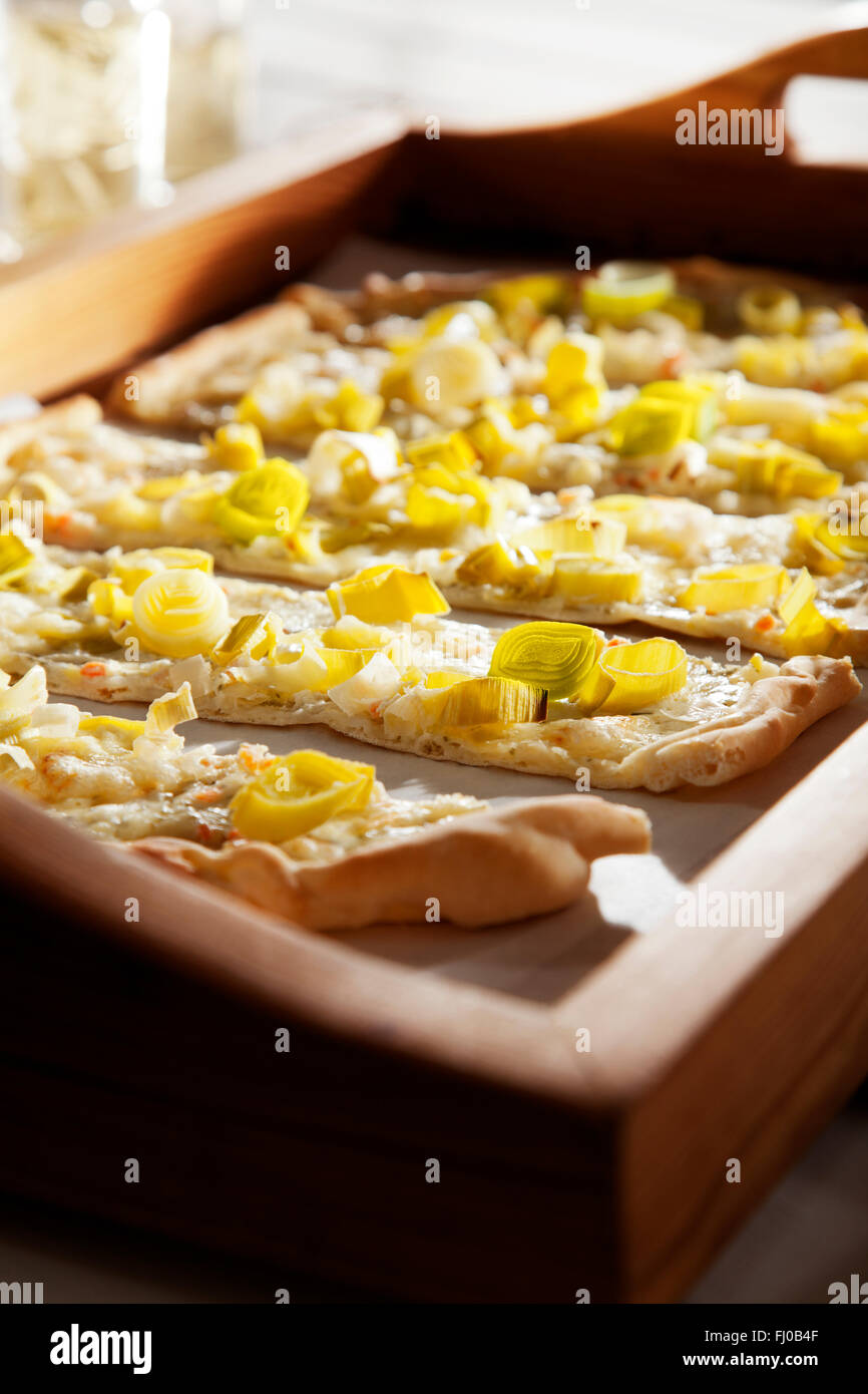 Flammkuchen Flammkuchen mit Lauch und Käse Stockfoto