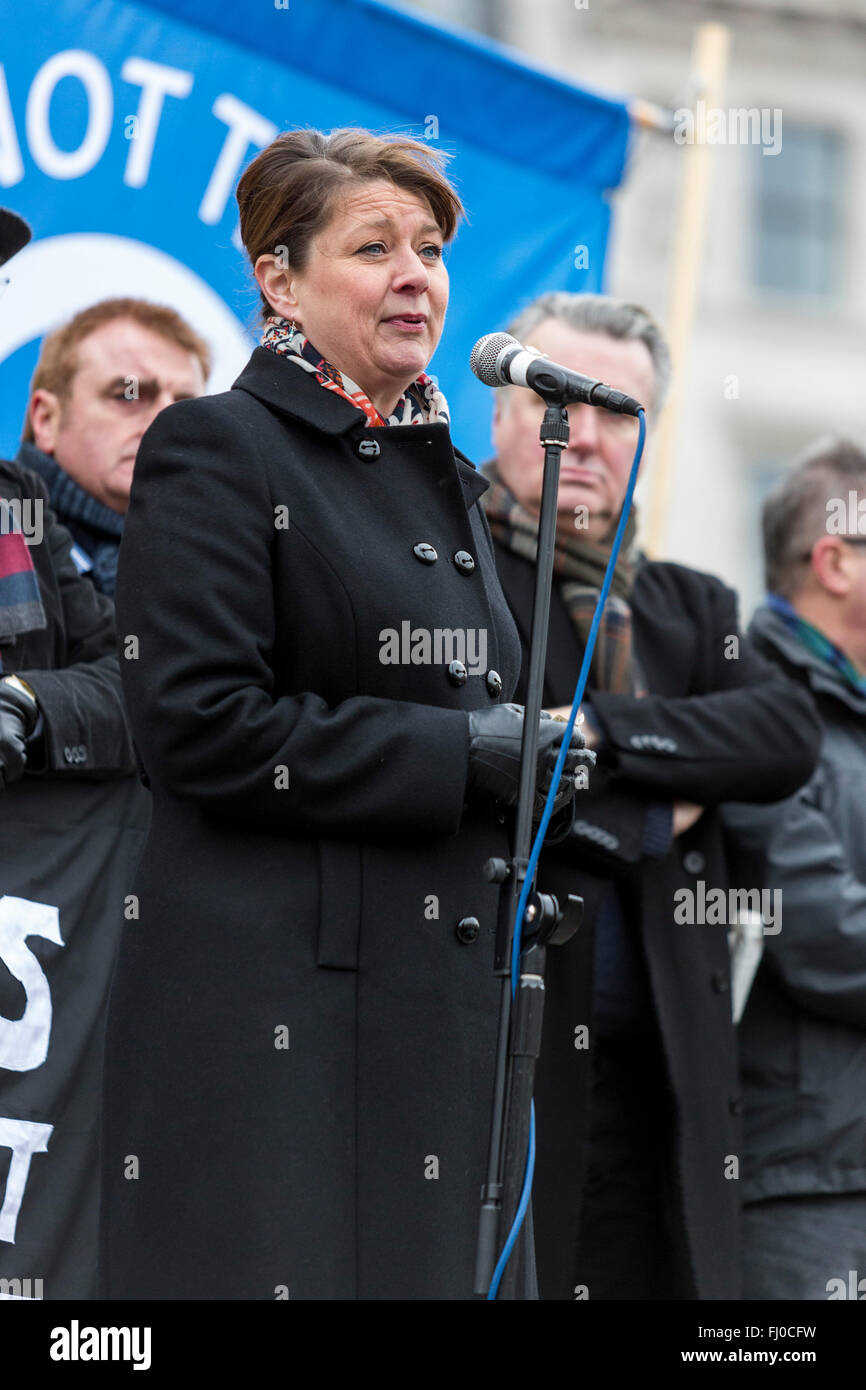 London, UK. 27. Februar 2016. Leanne Wood, spricht auf der Kundgebung Führer der Plaid Cymru. Anti-Dreizack-Rallye auf dem Trafalgar Square. Bildnachweis: Lebendige Bilder/Alamy Live-Nachrichten Stockfoto