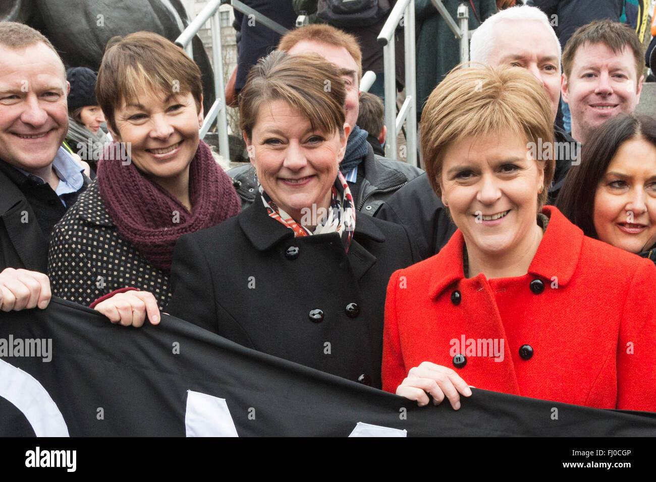 London, UK. 27. Februar 2016. L-r: Caroline Lucas MP, The Green Party, Leanne Holz MP, Führer der Plaid Cymru und Nicola Sturgeon, erster Minister von Schottland und der Anführer der Scottish National Party. Anti-Dreizack-Rallye auf dem Trafalgar Square. Bildnachweis: Lebendige Bilder/Alamy Live-Nachrichten Stockfoto