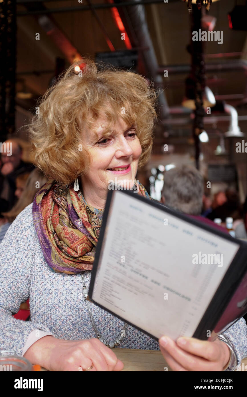 Eine Frau durchsucht das Menü im Restaurant Rechnungen in North Road Brighton UK Stockfoto