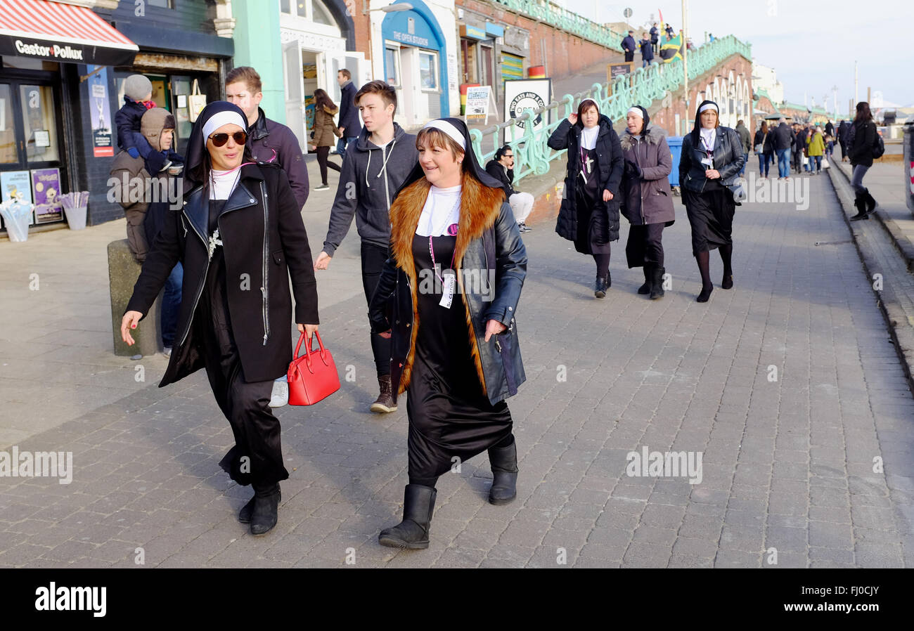 Junge Frauen gekleidet wie Nonnen einen Junggesellinnenabschied auf Brighton Seafront UK Wochenende Stockfoto