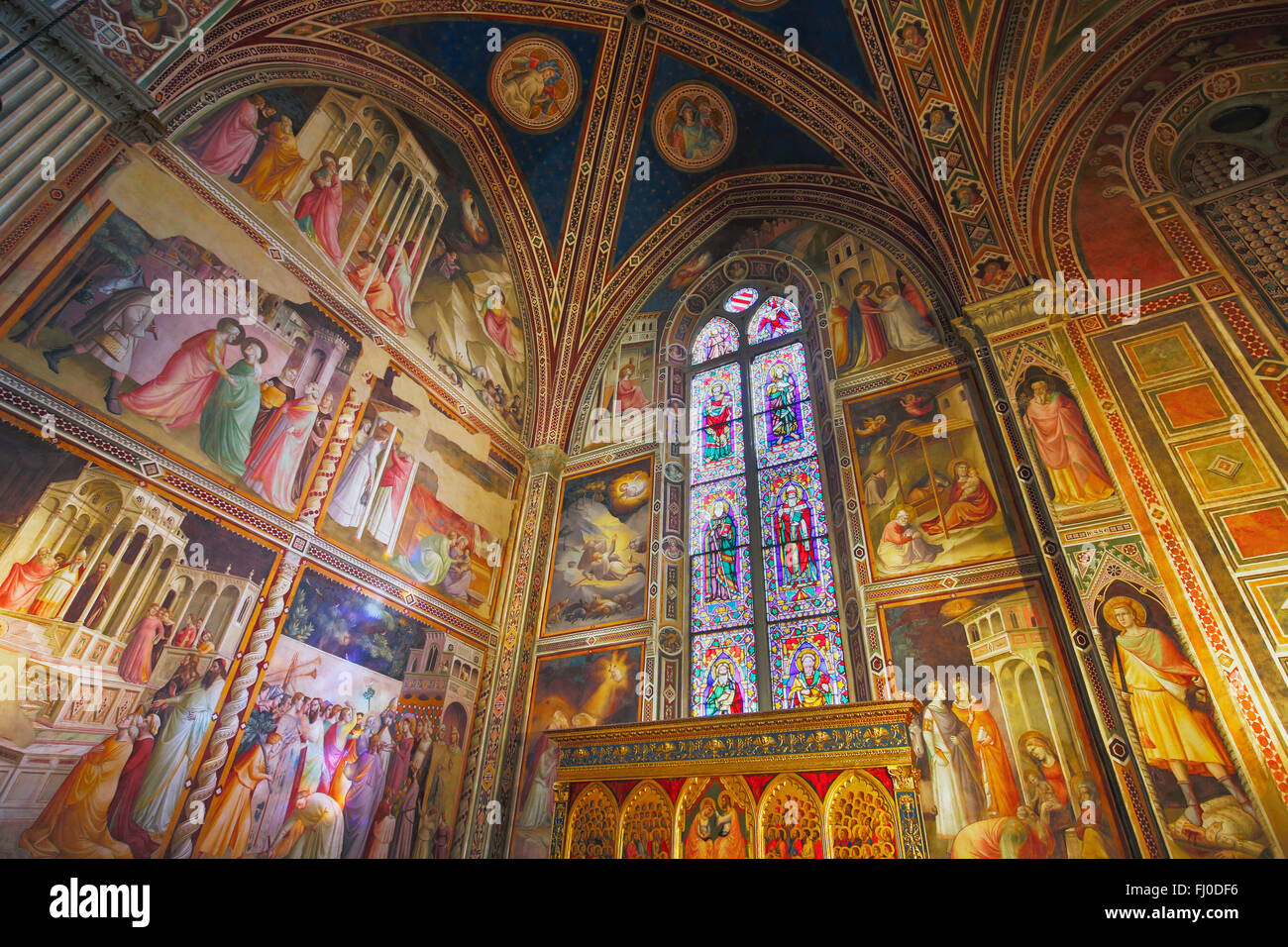 Florenz, Toskana, Italien.  Basilika Santa Croce.  Fresken und Glasfenster in der Baroncelli Kapelle von Taddeo Gaddi Stockfoto