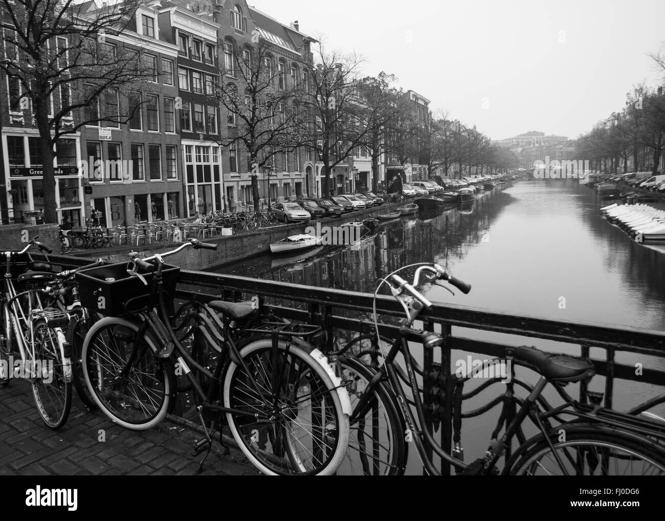 Fahrräder auf einer Brücke über einem der zahlreichen Grachten Amsterdams Stockfoto