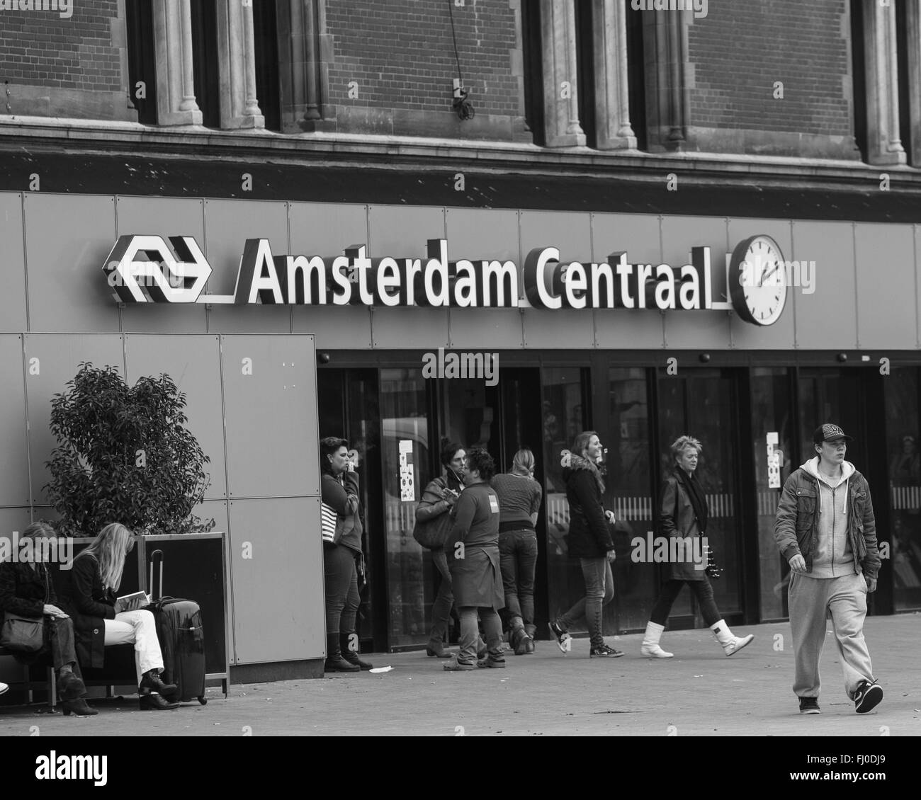 Der Haupteingang zum Bahnhof Amsterdam Centraal Stockfoto