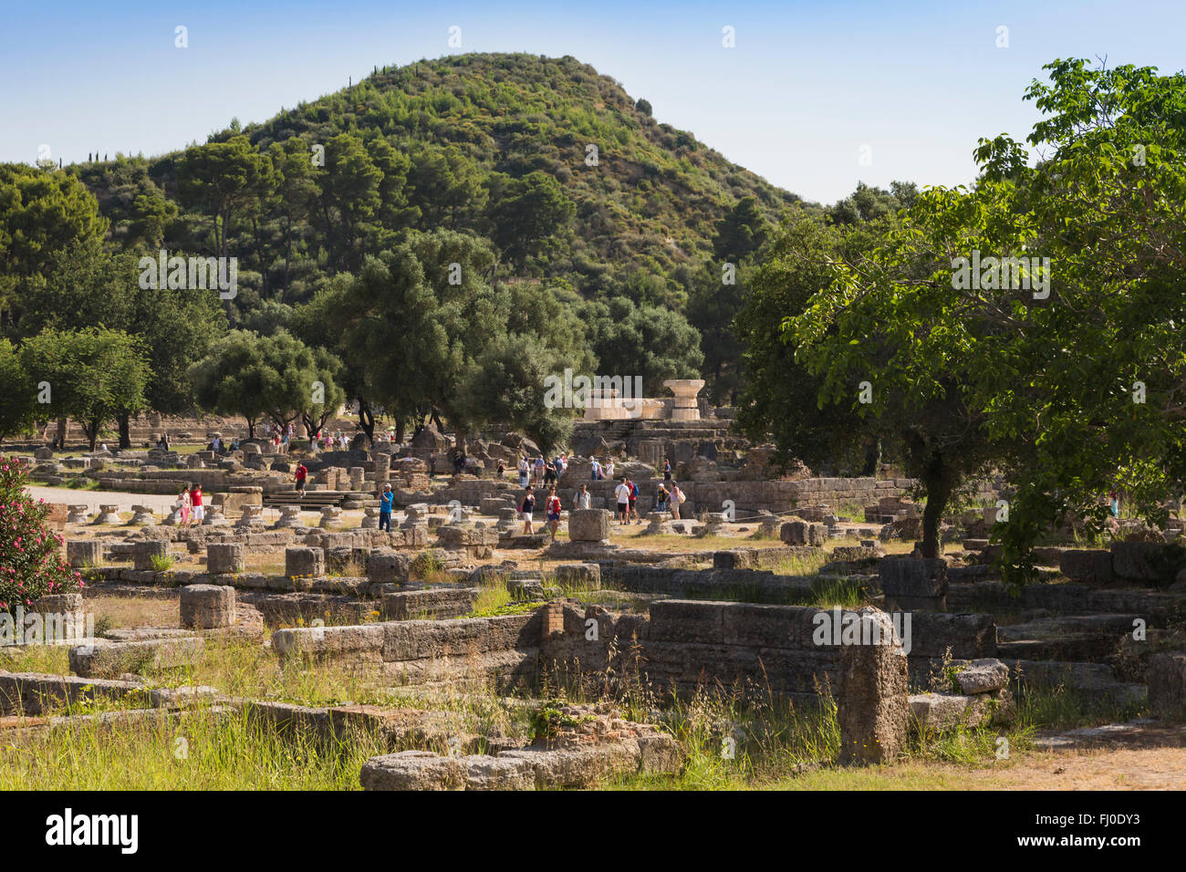 Olympia, Peloponnes, Griechenland.  Das antike Olympia.  Ein Spaziergang durch die Ruinen Besuchergruppen. Stockfoto