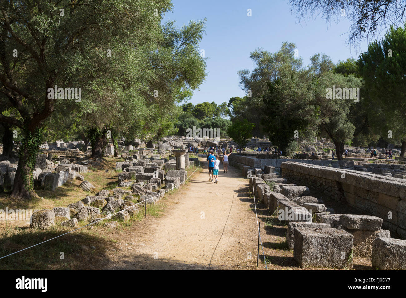 Olympia, Peloponnes, Griechenland.  Das antike Olympia.  Ein Spaziergang durch die Ruinen Besuchergruppen. Stockfoto