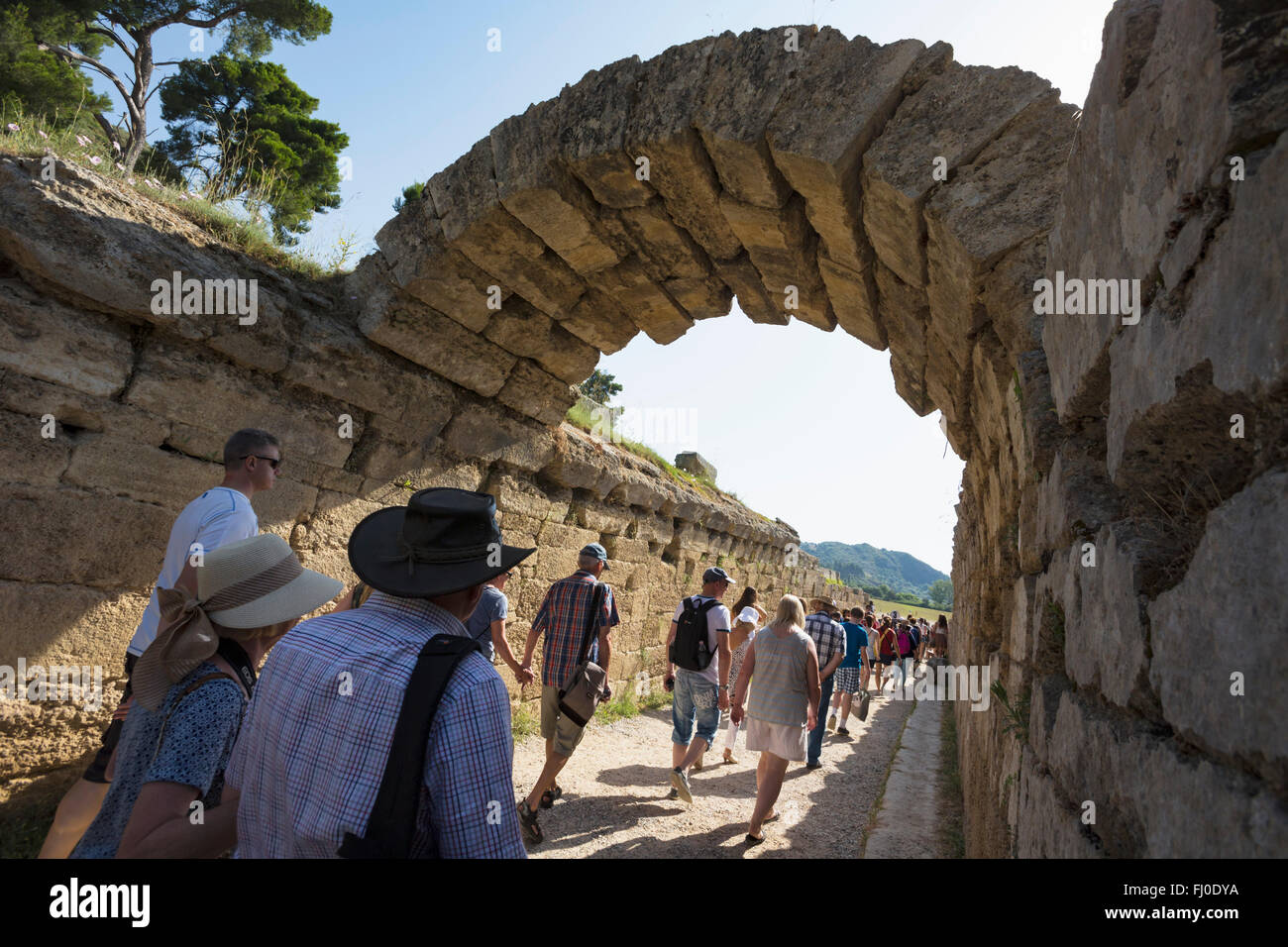 Olympia, Peloponnes, Griechenland.  Das antike Olympia.  Eingang zum Stadion, wo sportliche Veranstaltungen stattfanden. Stockfoto