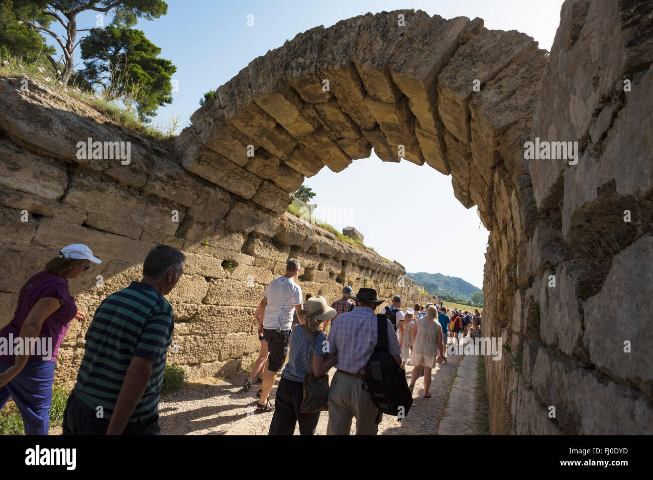 Olympia, Peloponnes, Griechenland.  Das antike Olympia.  Eingang zum Stadion, wo sportliche Veranstaltungen stattfanden. Stockfoto