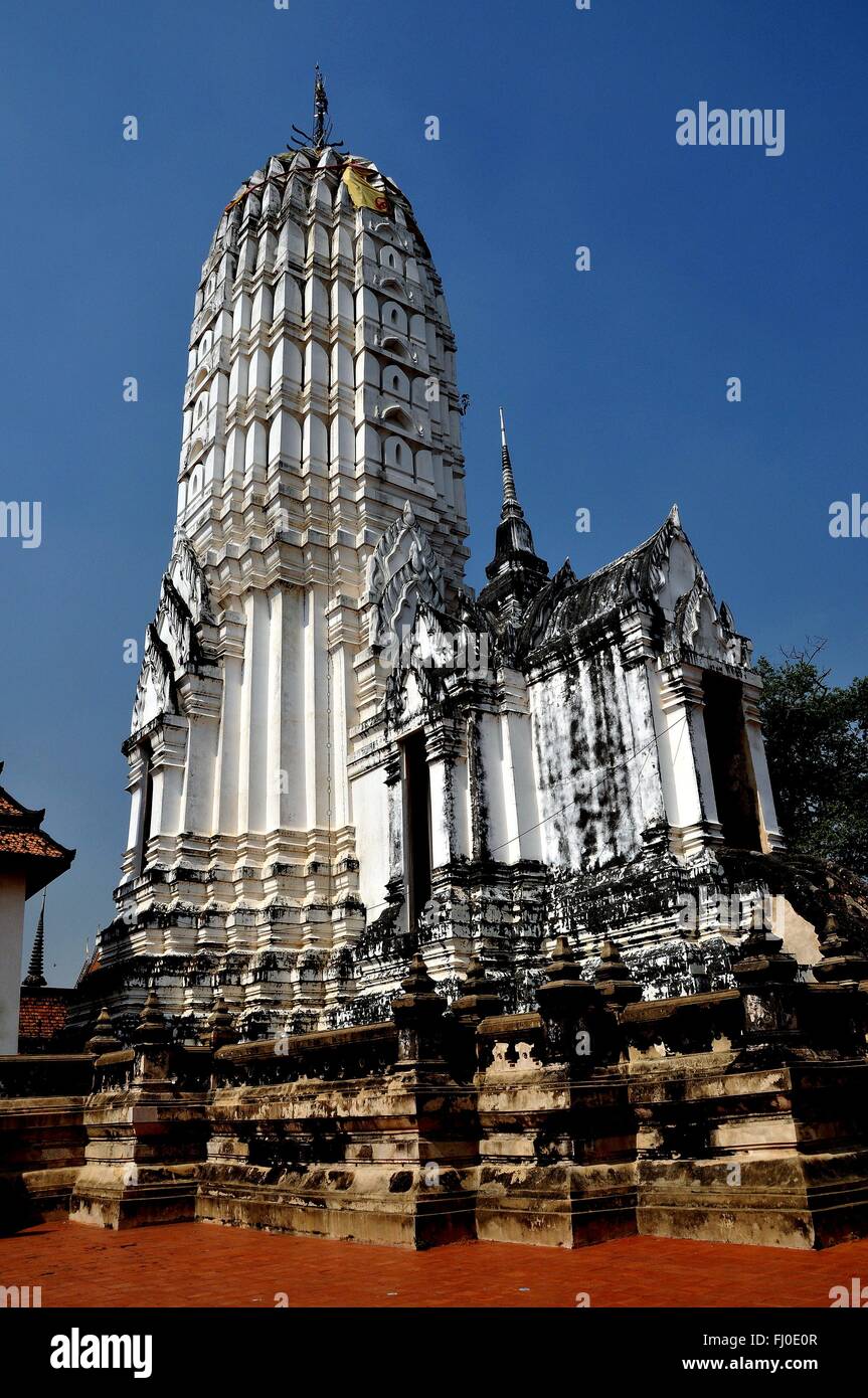 Ayutthaya, Thailand: Die majestätische soaring weißen Prang Pathan, der das Zentralheiligtum am Wat Putthai Saman Stockfoto