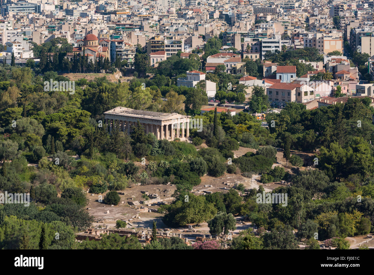 Athen, Attika, Griechenland.  Der dorische Tempel des Hephaistos - Hephaisteion oder Hephesteum - in der Agora. Gesehen von der Akropolis Stockfoto