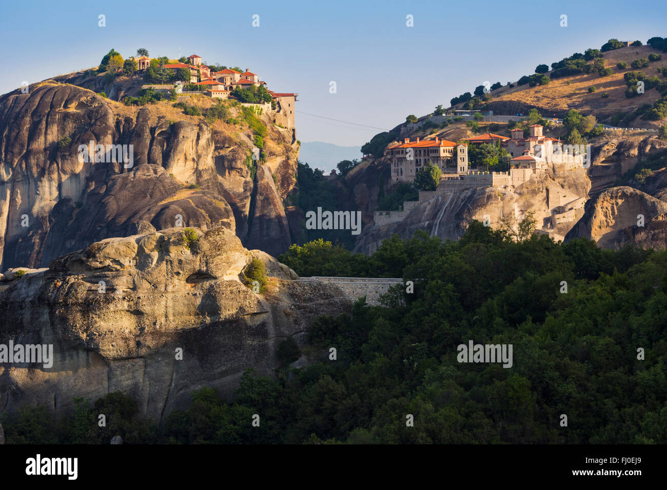 Meteora, Thessalien, Griechenland.  Varlaam Kloster (links) und The Great Meteora Kloster (rechts). Stockfoto