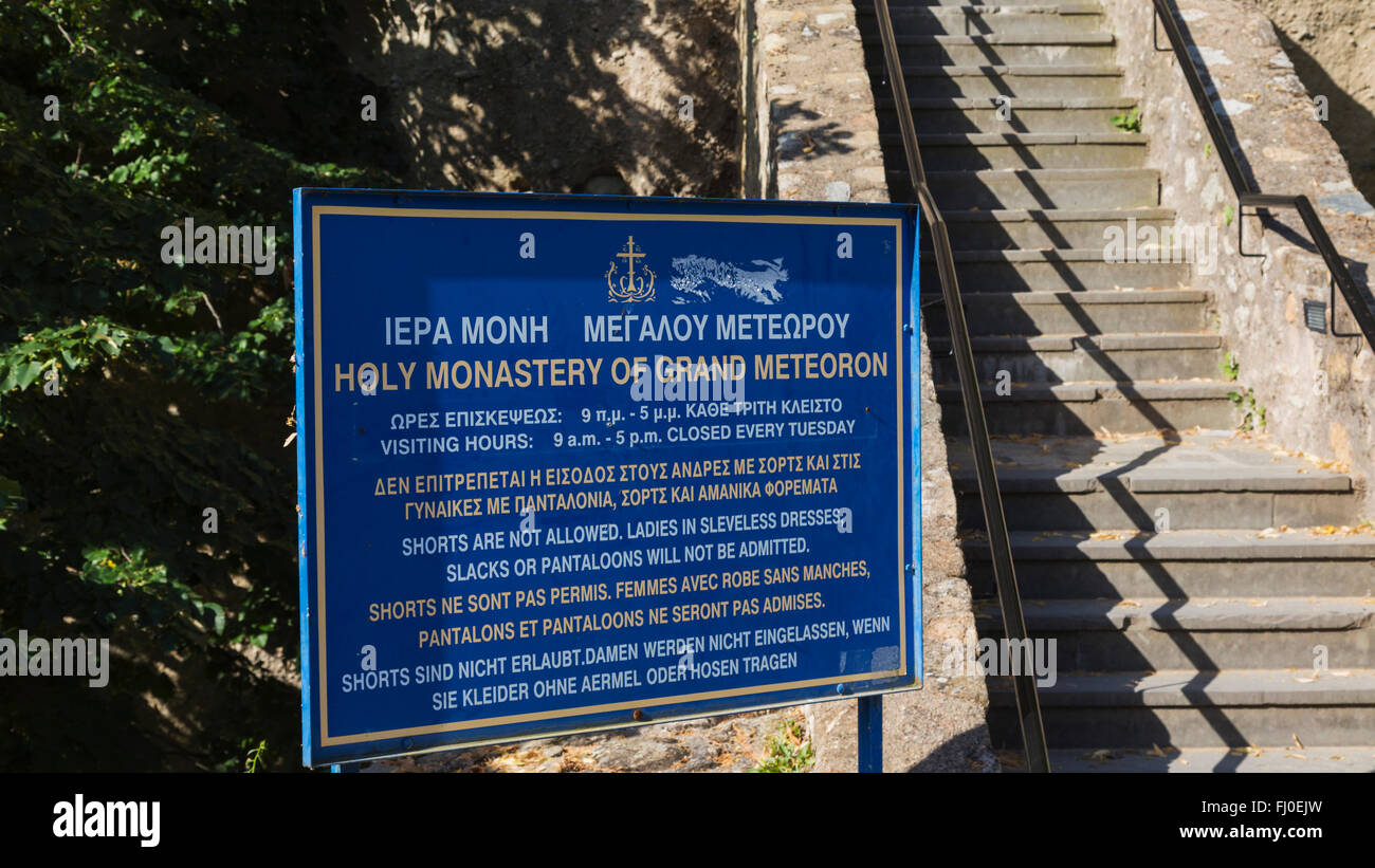 Meteora, Thessalien, Griechenland.  Schild mit Kleidung Anforderungen an das Kloster der Verklärung eingeben Stockfoto