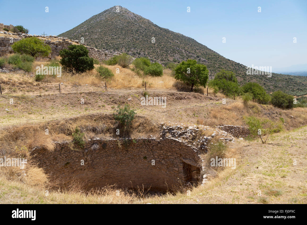 Mykene, Argolis, Peloponnes, Griechenland.   Ausgrabungsstätte der Tholos oder Bienenstock Grab des Aigisthos Stockfoto