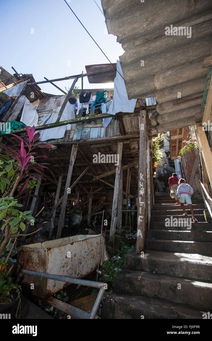 Hölzerne prekären Stelzenhaus am Favela Santa Marta, Rio De Janeiro, Brasilien - unsachgemäße Wohnung Bedingungen. Stockfoto