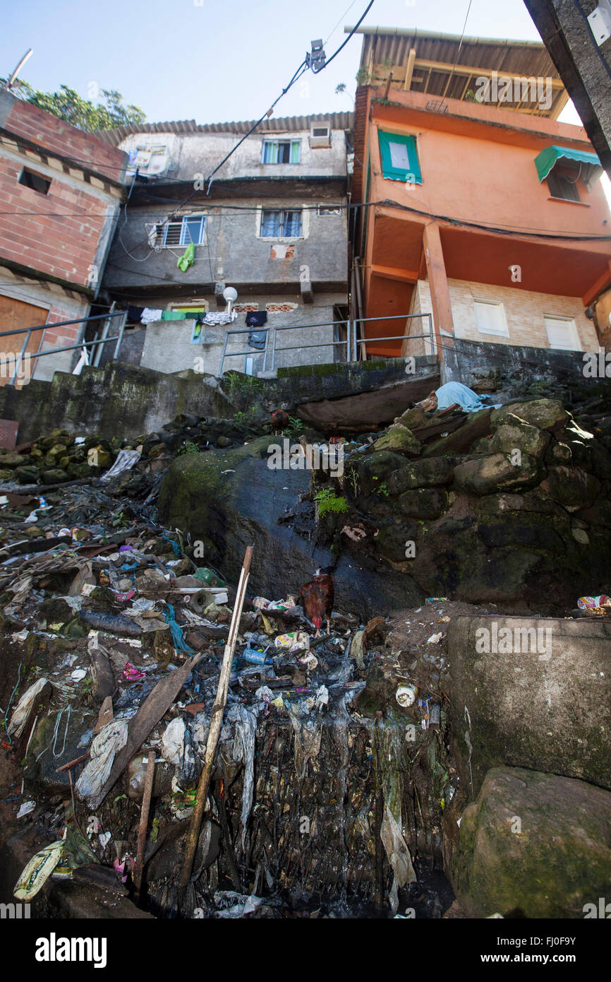 Offener Abwasserkanal, fehlende Behandlung Abwasserentsorgung und Müll auf die Straße am Favela Santa Marta, Rio De Janeiro, Brasilien - unsachgemäße Entsorgung von Abwasser und Abwasser. Stockfoto