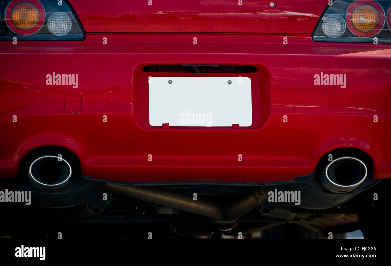 Leere weiße Nummernschild auf rotes Auto Stoßstange Stockfoto