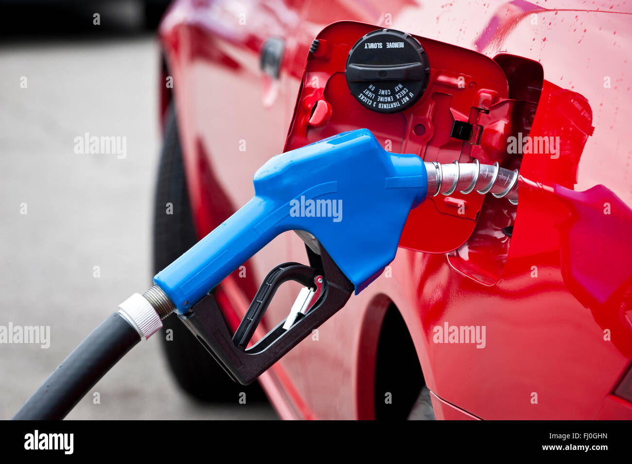 Blau Benzin Düse Betankung rotes Auto Stockfoto