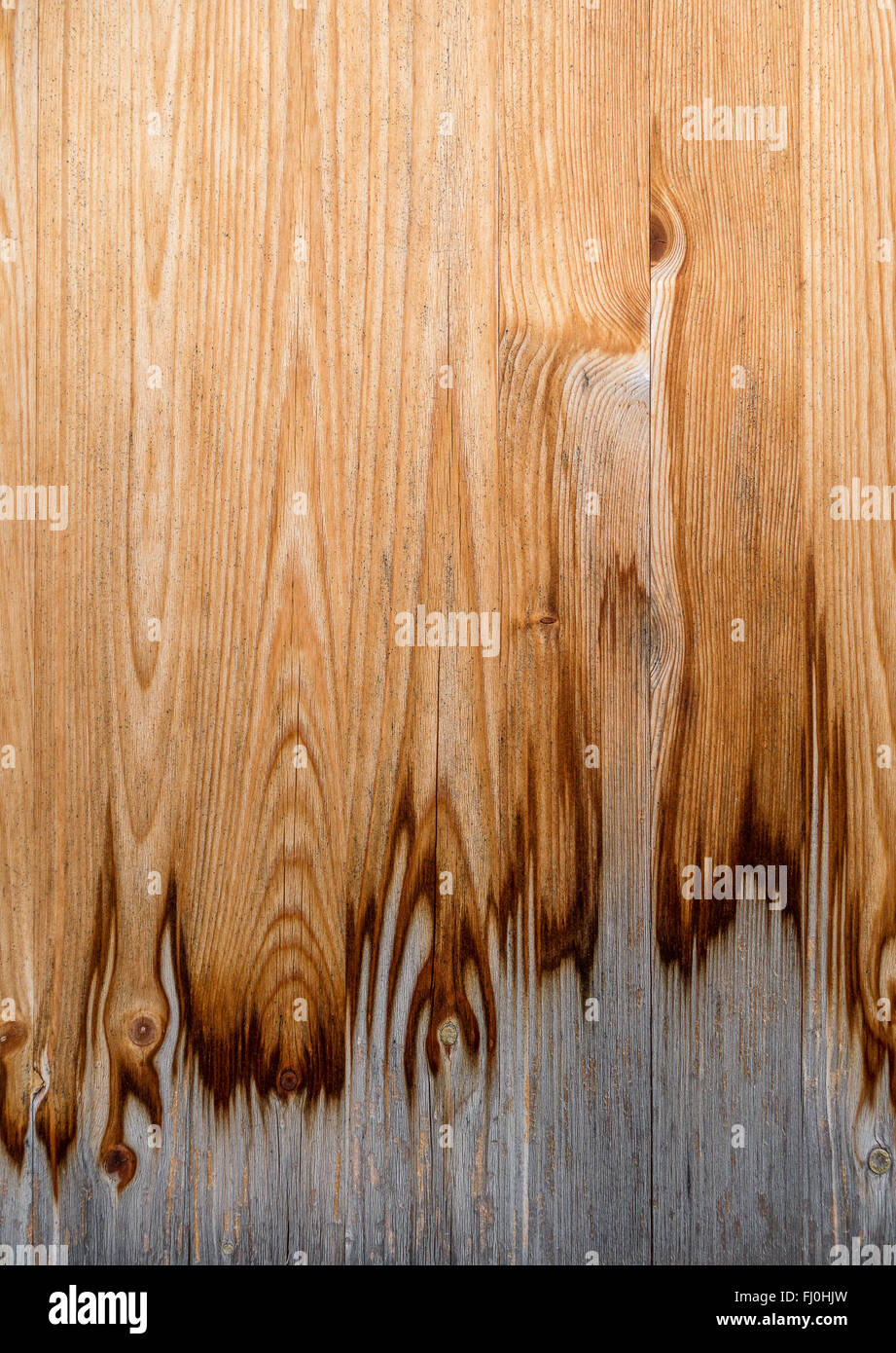 Nahaufnahme einer schmutzig, teilweise verwitterte Holz Textur auf der Fassade. Im Hochformat aufgenommen. Stockfoto