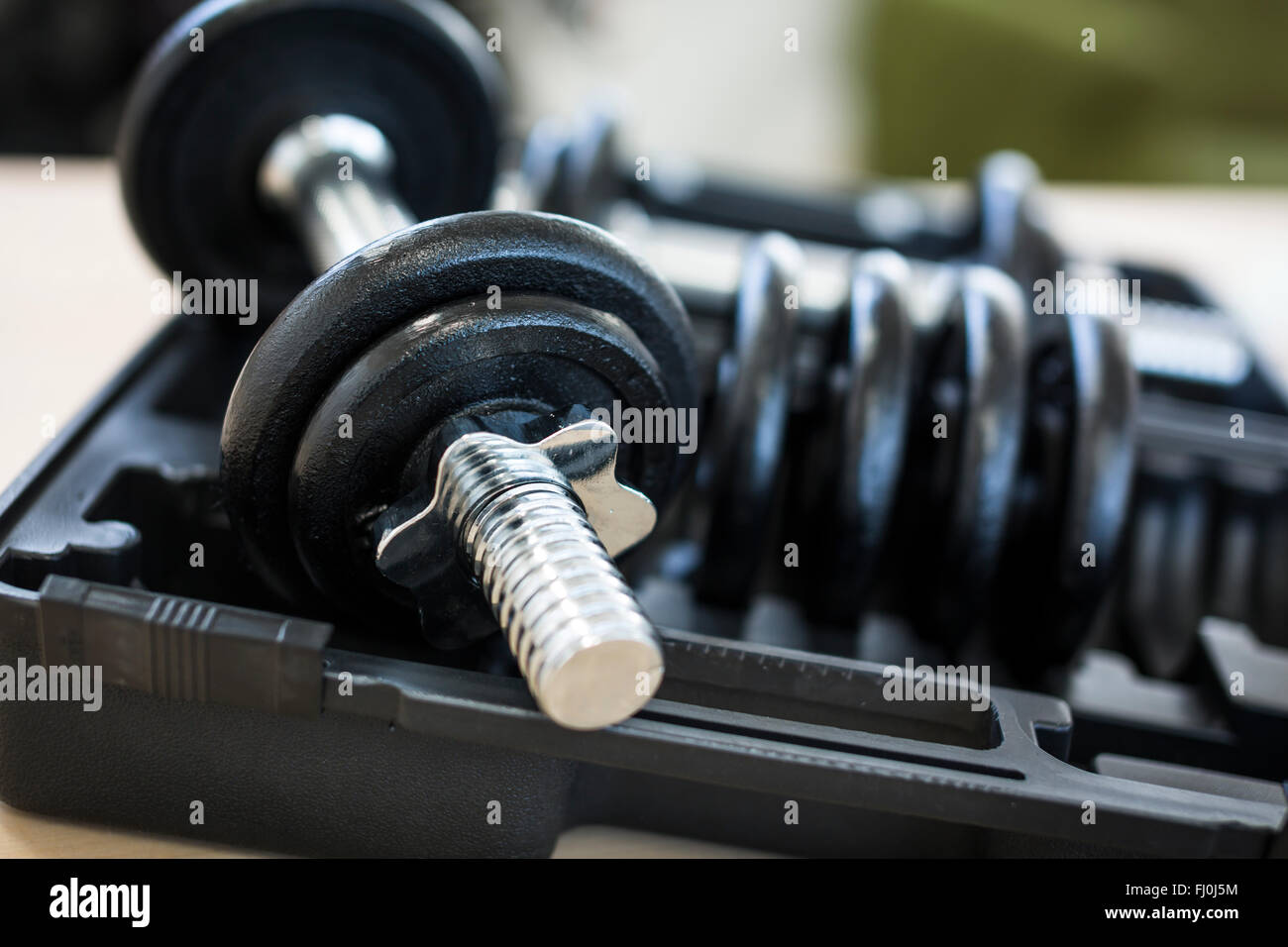 Kurzhanteln mit Gewichten auf einer Trainingsbank. Stockfoto