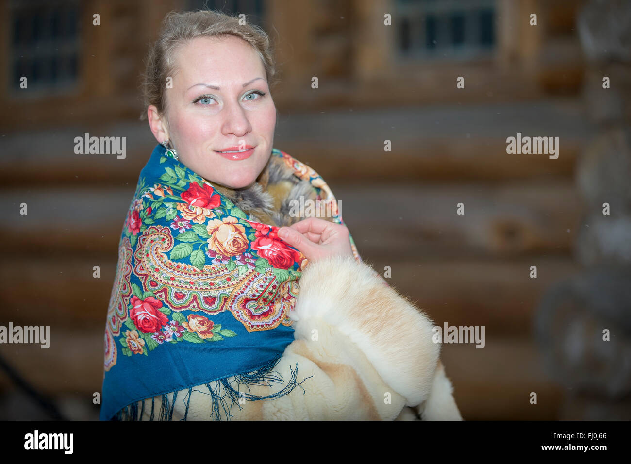 Junge Russin in eine traditionelle russische Kopftuch, Moskau, Russland  Stockfotografie - Alamy