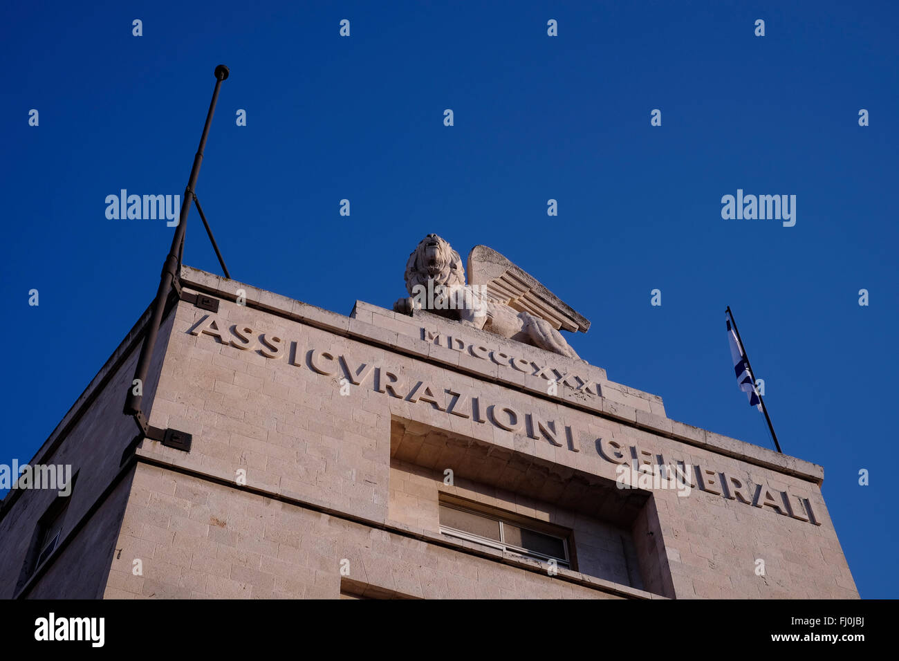 Geflügelte Löwenstatue auf Generali Gebäude Darstellung der Löwe von San Marco, Schutzpatron von Venedig und das Symbol der Generali Versicherungsgesellschaft in Jaffa Street West Jerusalem Israel. Als Jerusalem Zweig der italienischen Assicurazioni Generali Versicherungsgesellschaft von 1935 bis 1946 diente das Gebäude die von Marcello Piacentini, Chefarchitekt des italienischen faschistischen Regimes, entworfen wurde. Im Jahr 1946 verstaatlicht die britische Mandatsregierung das Gebäude. Stockfoto