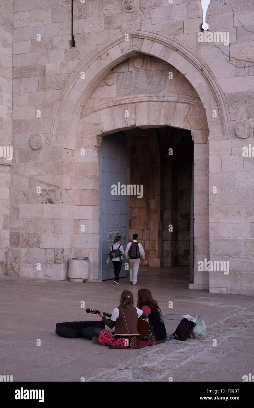 Touristen gehen durch das Jaffa-Tor oder Bab al-Khalil, eines der acht Tore der osmanischen Mauern der Altstadt, erbaut im 16. Jahrhundert vom türkischen Sultan Suleiman, dem herrlichen Jerusalem Israel Stockfoto