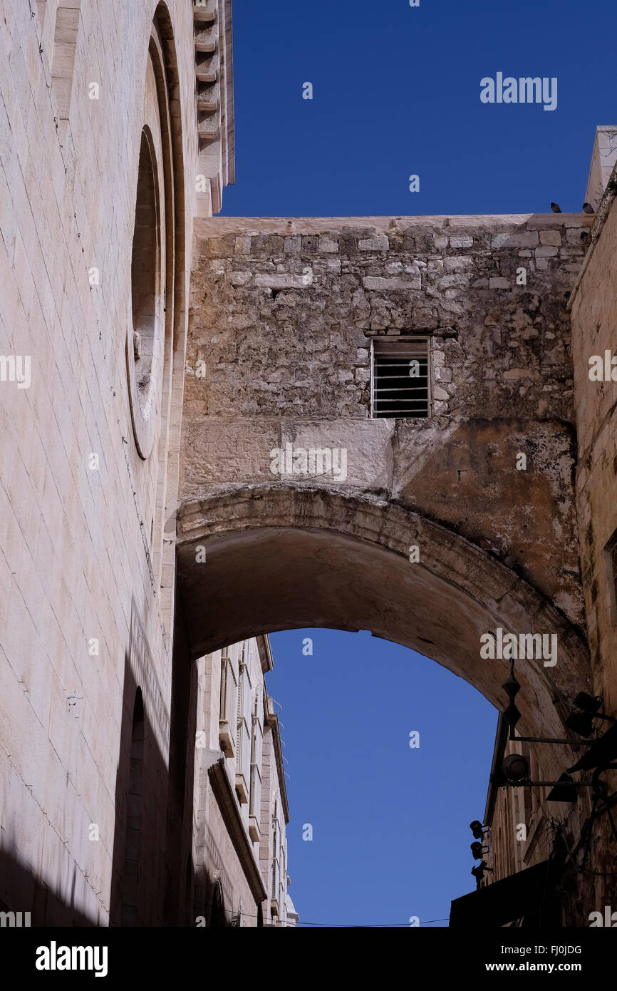 Die Spannweite des Ecce Homo Bogens, der im 2. Jahrhundert n. Chr. über der Via Dolorosa Straße oder Kreuzweg in der Altstadt von Ostjerusalem Israel erbaut wurde Stockfoto