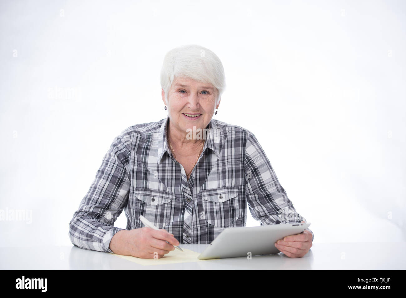 ältere Frau mit Tablet-pc arbeiten Stockfoto