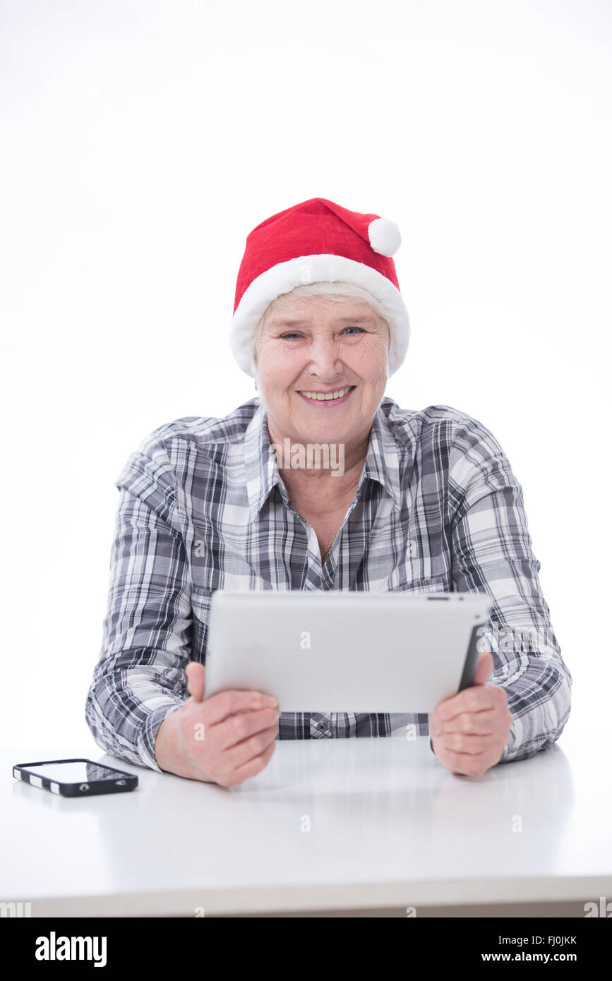 ältere Frau mit TabletPC tragen Silvester Hütte Stockfoto