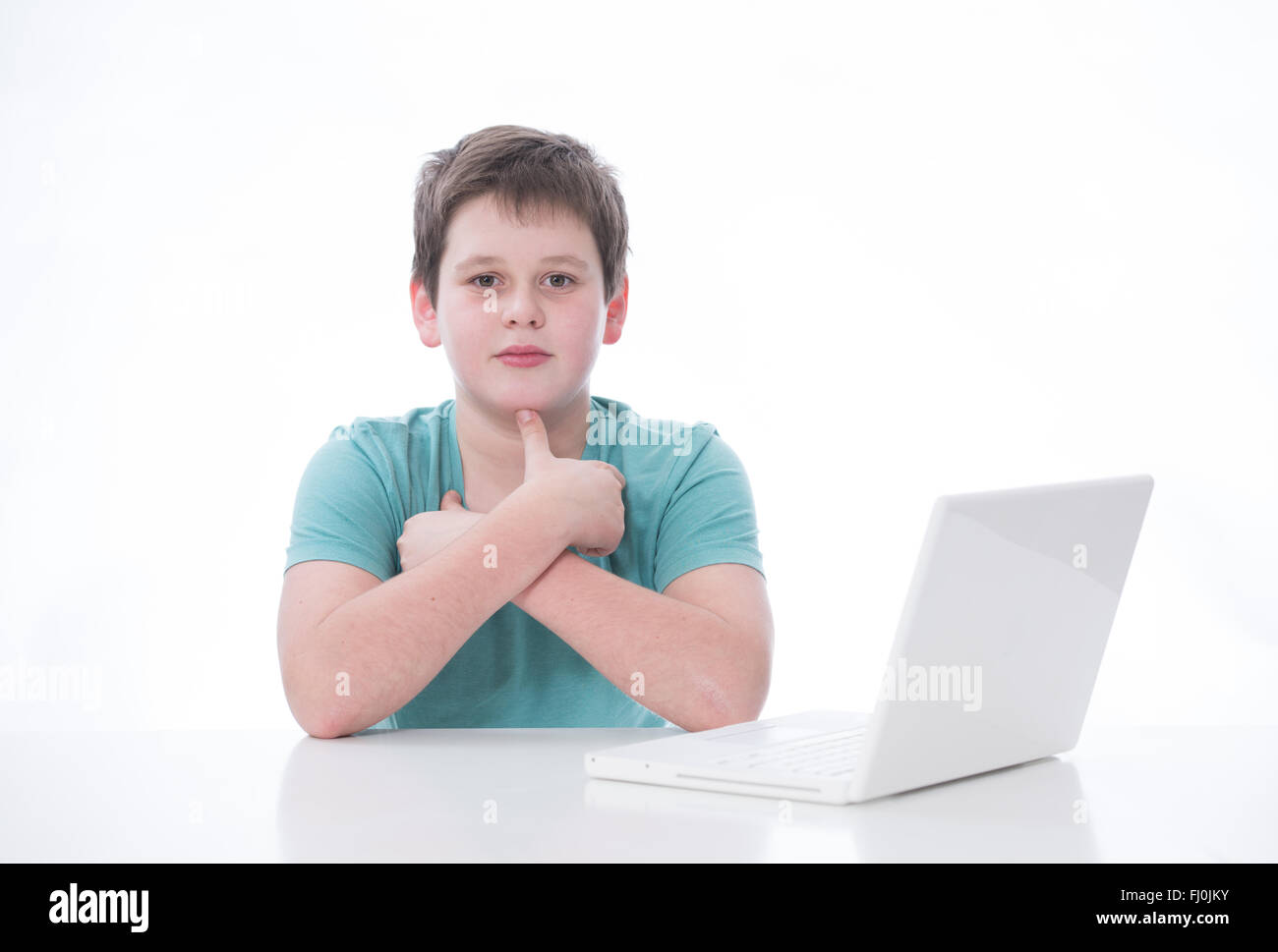 kleiner Junge mit laptop Stockfoto