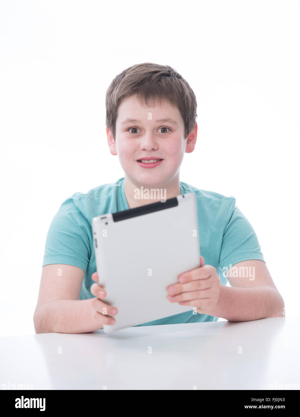 kleiner Junge spielt mit TabletPC Stockfoto